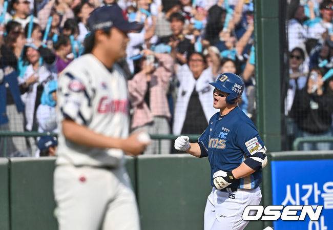 [OSEN=부산, 이석우 기자] 4일 부산 사직야구장에서 2025 신한 SOL 뱅크 KBO 리그 롯데 자이언츠와 NC 다이노스의 경기가 열렸다. 홈팀 롯데는 반즈, 방문팀 NC는 김녹원이 선발 출전했다.NC 다이노스 김형준이 7회초 1사 1,2루 좌중월 역전 3점 홈런을 치고 환호하고 있다. 2025.05.04 / foto0307@osen.co.kr
