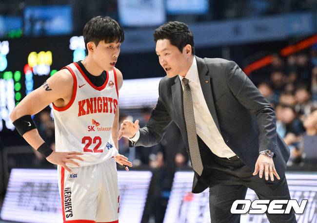 [OSEN=고양, 박준형 기자] 7일 오후 경기도 고양시 일산동구 고양 소노 아레나에서 '2024-2025 KCC 프로농구' 고양 소노와 서울 SK의 경기가 진행됐다.SK는 단독 선두를 유지하며 정규리그 1위에 가까워졌고, 소노는 플레이오프 진출이 어려운 상황이다. SK는 이번 시즌 소노를 상대로 전승을 기록하며 압도적인 상대 전적을 보이고 있다.1쿼터 SK 전희철 감독이 오재현에게 작전 지시를 하고 있다  2025.03.07 / soul1014@osen.co.kr