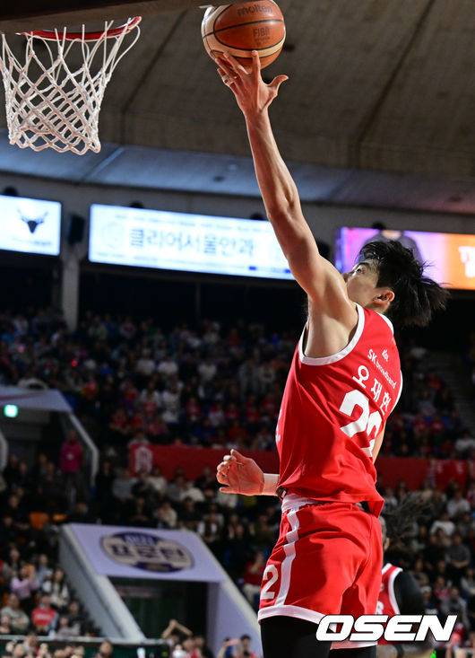 [OSEN=잠실, 조은정 기자]12일 오후 서울 송파구 잠실학생체육관에서 ‘2024-2025 KCC 프로농구’ 서울 SK와 창원 LG의 경기가 열렸다.홈팀 SK는 31승 7패로 리그 선두를, 어웨이팀 LG는 23승 14패로 3위를 기록하고 있다.4쿼터 SK 오재현이 속공을 성공하고 있다. 2025.02.12 /cej@osen.co.kr