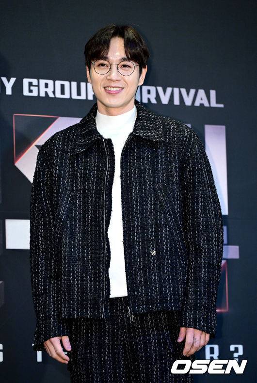 [OSEN=최규한 기자] 24일 오전 서울 상암동 CJ ENM 센터에서 보컬 서바이벌 프로그램 ‘빌드업’ 제작발표회가 열렸다.‘빌드업’은 장르 무관 보컬에 자신있고 보컬을 사랑하는 실력자들이 모여 최고의 보컬 보이그룹으로 거듭나는 보컬 서바이벌 프로그램이다.가수 이석훈이 무대에 올라 포토타임을 하고 있다. 2024.01.24 / dreamer@osen.co.kr