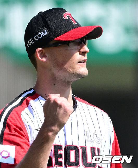 [OSEN=잠실, 지형준 기자] 4일 오후 서울 잠실야구장에서 2025 신한 SOL Bank KBO리그 LG 트윈스와 SSG 랜더스의 경기가 열렸다.이날 엘리에이저 에르난데스의 부상 대체 외국인투수로 LG에 입단한 코엔 윈이 KBO리그 데뷔전을 갖는다. SSG 선발은 박종훈.4회초 2사 2,3루에서 LG 코엔 윈이 SSG 고명준을 3루 땅볼로 처리하며 기뻐하고 있다. 2025.05.04 /jpnews@osen.co.kr