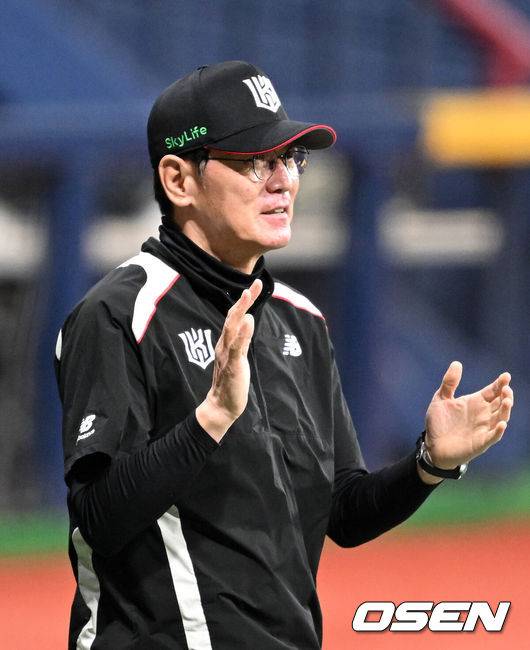 [OSEN=고척, 이대선 기자] 프로야구 KT 위즈가 지난 경기 끝내기 패배를 설욕했다.KT는 19일 서울 고척스카이돔에서 열린 ‘2025 신한은행 SOL Bank KBO리그’ KT 위즈와의 경기에서 11-1&nbsp;대승을 거두고 주말 3연전 1승 1패 균형을 맞췄다.&nbsp;경기 종료 후 KT 이강철 감독이 선수들에게 박수를 보내고 있다. 2025.04.19