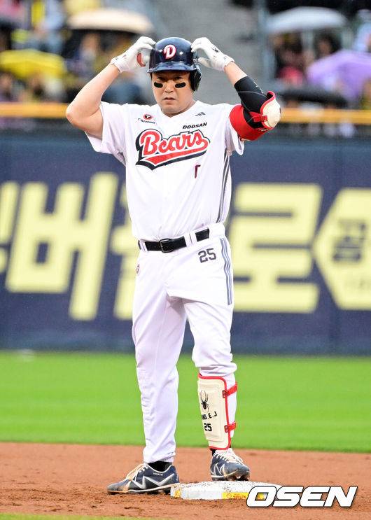 [OSEN=잠실, 지형준 기자] 19일 오후 서울 잠실구장에서 2025 신한 SOL뱅크 KBO리그 두산 베어스와 KIA 타이거즈의 경기가 열렸다.이날 두산은 최원준, KIA는 아담 올러를 선발로 내세웠다.3회말 2사 3루에서 두산 양의지가 1타점 적시 2루타를 날리며 기뻐하고 있다. 2025.04.19 / jpnews@osen.co.kr