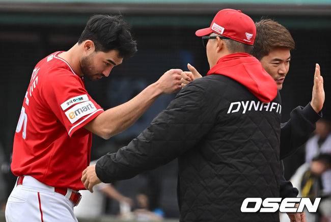 [OSEN=부산, 이석우 기자] 5일 부산 사직야구장에서 2025 신한 SOL 뱅크 KBO 리그 롯데 자이언츠와 SSG 랜더스의 경기가 열렸다. 홈팀 롯데는 이민석, 방문팀 SSG는 화이트가 선발 출전했다.SSG 랜더스 화이트가 롯데 자이언츠에 7-1로 승리한 후 이숭용 감독과 기쁨을 나누고 있다. 2025.05.05 / foto0307@osen.co.kr