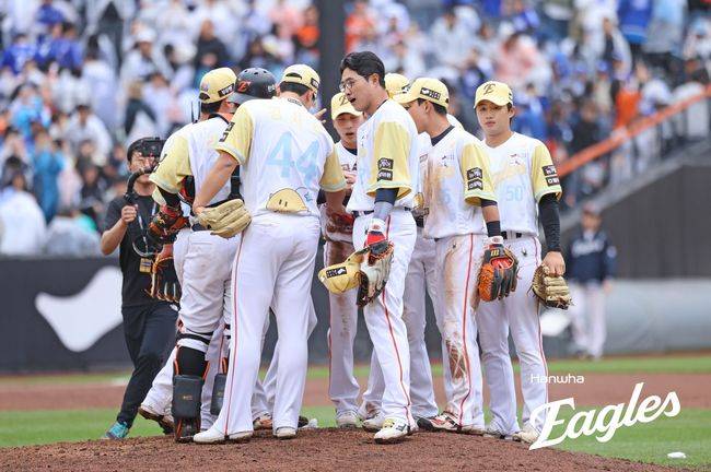 한화 선수들이 5일 대전 삼성전 승리 후 기뻐하고 있다. /한화 이글스 제공