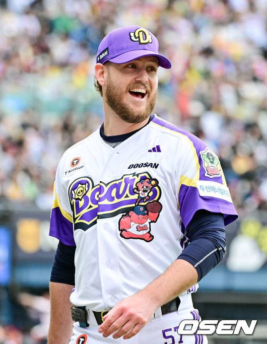 [OSEN=잠실, 박준형 기자]  5일 오후 서울 잠실구장에서 ‘2025 신한 SOL BANK KBO리그’ 두산 베어스와 LG 트윈스의 경기가 진행됐다.이날 경기에는 두산은 콜어빈을 LG은 송승기를 선발투수로 내세웠다.3회초 이닝종료 후 두산 선발투수 콜어빈이 미소 지으며 더그아웃으로 들어가고 있다.   2025.05.05 / soul1014@osen.co.kr