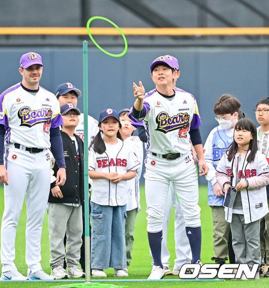 [OSEN=잠실, 박준형 기자]  5일 오후 서울 잠실구장에서 ‘2025 신한 SOL BANK KBO리그’ 두산 베어스와 LG 트윈스의 경기가 진행됐다.이날 경기에는 두산은 콜어빈을 LG은 송승기를 선발투수로 내세웠다.어린이날 이벤트 행사에서 두산 정수빈이 링 던지기를 하고 있다.   2025.05.05 / soul1014@osen.co.kr