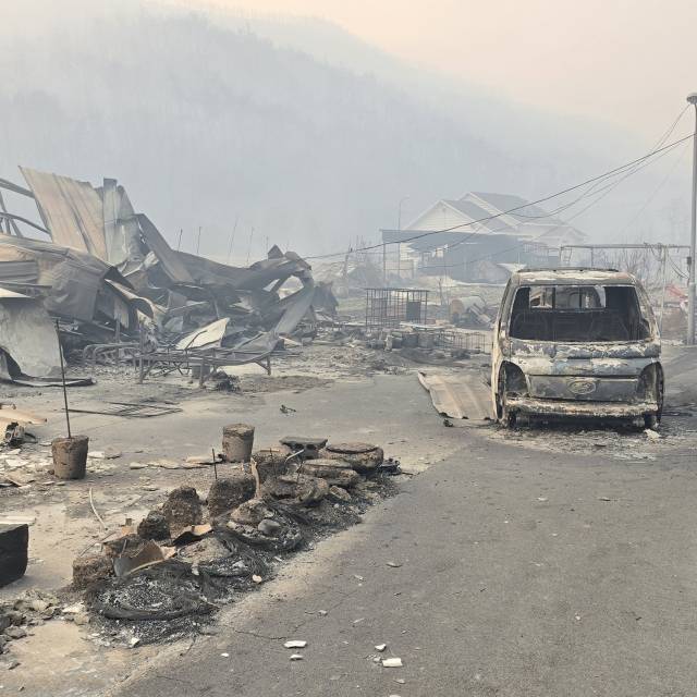 ▲의성군 점곡면 사촌1리 주민 최기철씨의 집과 창고, 트럭, 각종 농기계들이 산불로 전소된 모습. ⓒ최기철