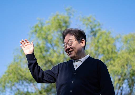 '골목골목 경청투어 : 단양팔경편'에 나선 이재명 더불어민주당 대통령 후보가 4일 오후 충북 제춘구 의림지에서 연설을 하기 위해 단상을 오르고 있다. sbtm1