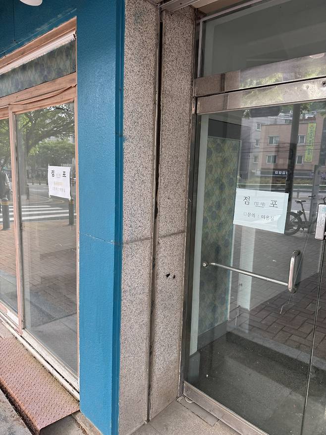 도심 대형 상권은 물론 동네 상가에서도 이제 어렵지 않게 찾아볼 수 있는 ‘점포문의’ 안내. 김현주 기자