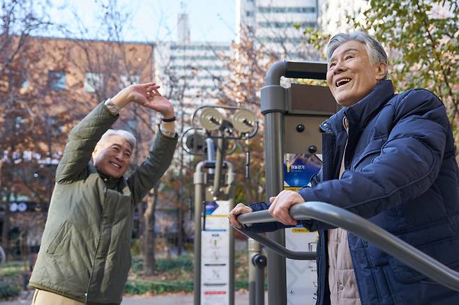 서울 시내 한 공원에서 두 노년의 시민이 야외 운동기구를 이용해 스트레칭과 유산소 운동을 하며 활기찬 아침을 보내고 있다. 최근 '액티브 시니어'의 건강·소비 활동이 증가하면서, 중장년층의 라이프스타일이 점차 다양해지고 있다. 게티이미지뱅크