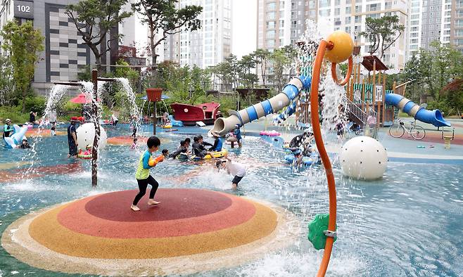 대전 도심 한 아파트 놀이터에서 아이들이 물놀이하며 더위를 식히고 있다. 연합뉴스