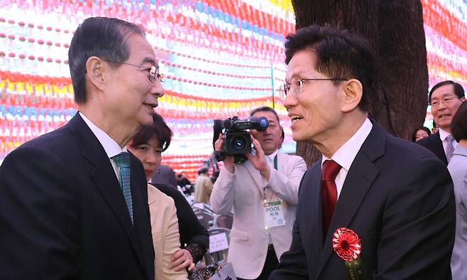 김문수 국민의힘 대선 후보와 한덕수 무소속 대선 예비후보가 5일 서울 종로구 조계사에서 열린 부처님오신날 봉축법요식에서 악수하고 있다. 대통령실통신사진기자단