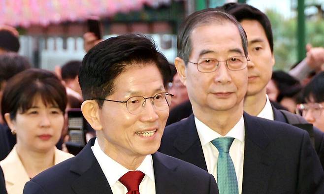 김문수 국민의힘 대선 후보와 한덕수 무소속 대선 예비후보가 5일 서울 종로구 조계사에서 열린 부처님오신날 봉축법요식에 참석하고 있다. 대통령실통신사진기자단