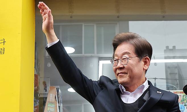 더불어민주당 이재명 대선 후보가 5일 경기도 양평군 양평물맑은시장에서 열린 '골목골목 경청투어'에서 시민들에게 인사하고 있다. 연합뉴스