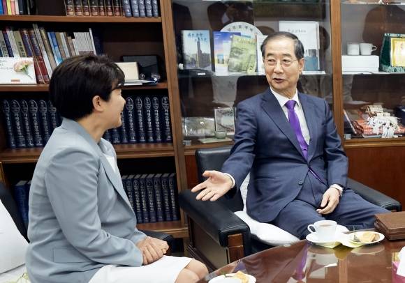 한덕수(오른쪽) 전 국무총리가 4일 서울 종로구 종교교회를 찾아 관계자들과 대화하고 있다. 한 전 총리는 종교교회의 원로 권사이며 부인 최아영씨는 집사다. 연합뉴스