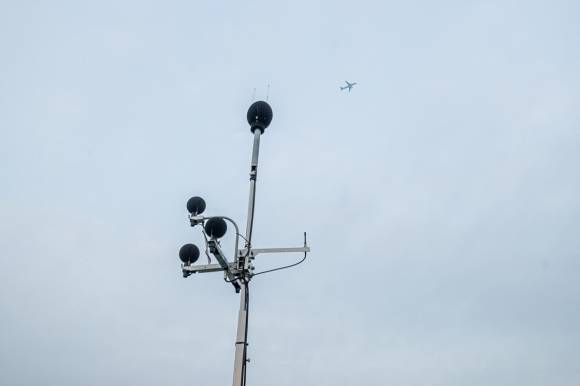 서울 양천구에 설치된 항공기 소음 측정장비 위로 비행기가 날아가고 있다. 양천구 제공