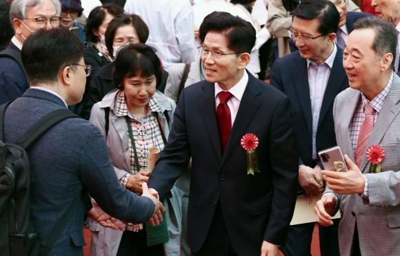 지지자들과 인사하는 김문수 후보 - 김문수 국민의힘 대통령 후보가 5일 오전 서울 종로구 조계사에서 열린 불기 2569년 부처님오신날 봉축법요식을 마치고 지지자들과 인사하고 있다. 2025.5.5/뉴스1