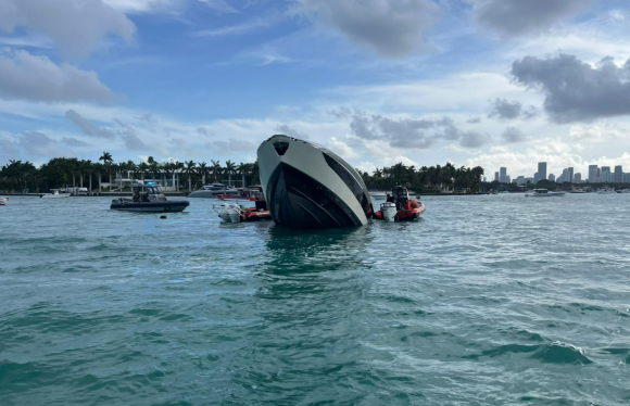 미국 마이애미 비치에서 고급 요트가 침몰하고 있다. 출처=엑스