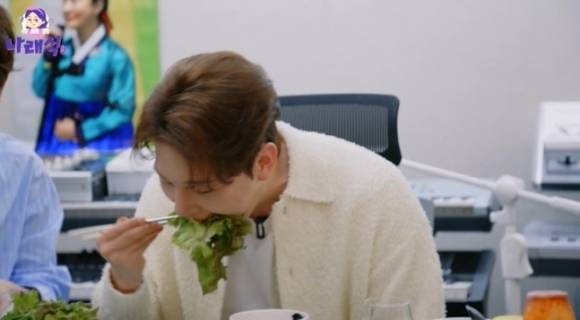 상추를 먹고 있는 멜로망스 김민석. 유튜브 채널 ‘나래식’ 캡처