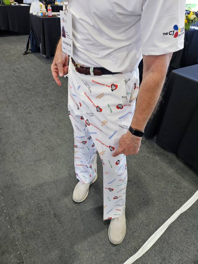 댈러스 세일즈맨십 클럽 소속 마이크 마사드 주니어 씨의 바지.