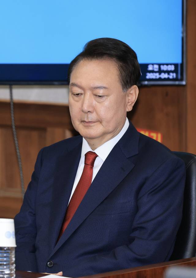 윤석열 전 대통령이 지난달 21일 서울 서초구 서울중앙지법에서 열린 내란 우두머리 혐의 형사재판 2차 공판에 출석해 있다. 사진공동취재단