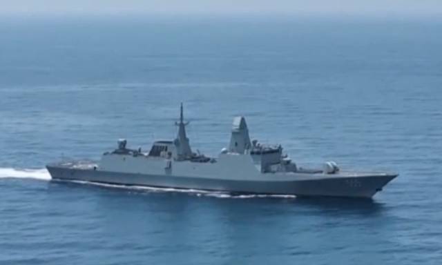 중국 인민해방군 해군의 두 번째 054B형 호위함 ‘친저우함’이 남중국해 비공개 해역에서 전투 훈련을 실시하고 있다. 중국 중앙(CC)TV 캡쳐