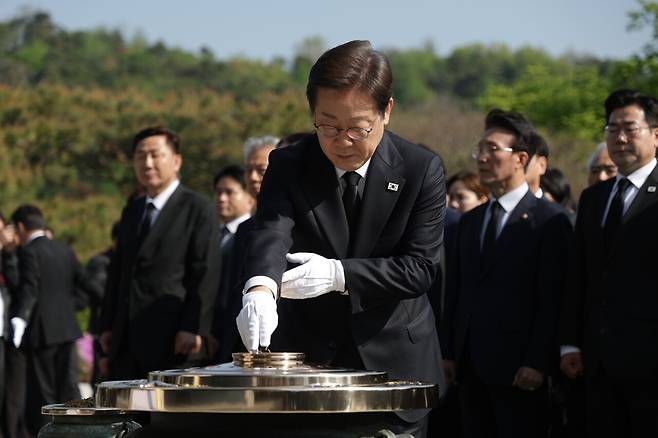 이재명 더불어민주당 대선후보가 4월28일 오전 서울 동작구 국립서울현충원에서 참배하고 있다. ⓒ공동취재