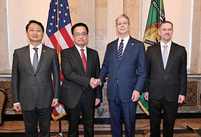 최상목 부총리 겸 기획재정부 장관이 안덕근 산업통상자원부 장관과 함께 4월24일(현지시간) 미국 워싱턴DC 재무부에서 열린 '한미 2+2 통상협의'에 참석했다. 왼쪽부터 안 장관, 최 부총리, 스콧 베센트 미 재무장관, 제이미슨 그리어 미국무역대표부(USTR) 대표 ⓒ연합뉴스