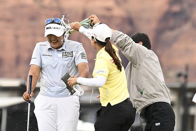 유해란이 5일 미국 유타주 아이빈스의 블랙데저트 리조트 코스에서 열린 LPGA 투어 블랙데저트 챔피언십 최종라운드에서 5타차 우승을 거둔 뒤 동료들로부터 축하 물세례를 받고 있다.  아이빈스｜AP연합뉴스