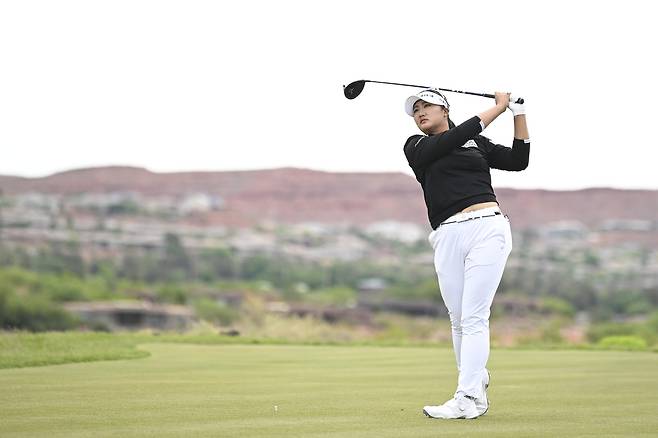 유해란이  5일 미국 유타주 아이빈스의 블랙데저트 리조트에서 열린 LPGA 투어 블랙데저트 챔피언십 최종라운드 9번홀에서 검은색 티셔츠를 입고 드라이버샷을 하고 있다. 유해란은 후반에 밝은색 상의로 갈아입었다.  아이빈스｜AP연합뉴스