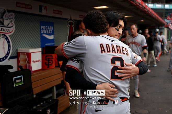 ▲ 이정후가 윌리 아다메스와 포옹하고 있다.