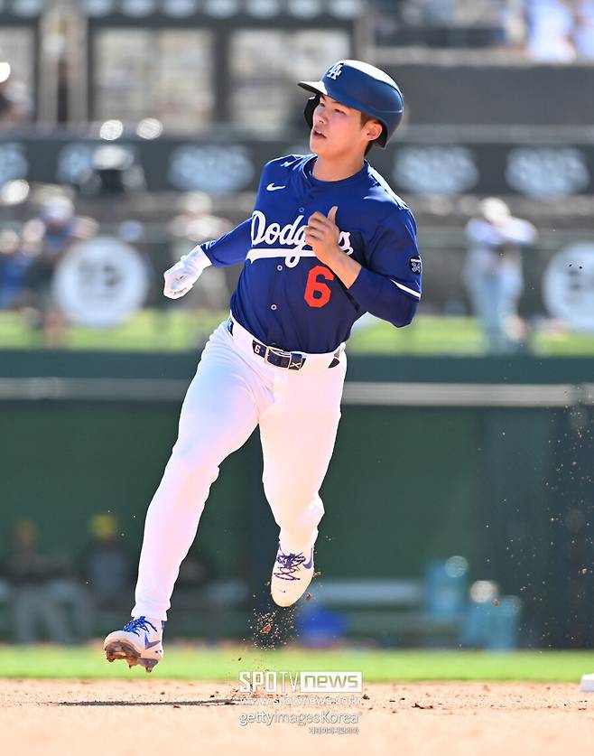 ▲ LA 다저스 김혜성. 김혜성은 메이저리그 콜업 이틀째인 5일 애틀랜타전에도 선발 출전하지 못했다. 대신 9회 대주자로 나와 2루 도루에 성공했고, 상대 빈틈을 노려 3루로 뛰는 대담한 주루플레이로 눈도장을 받았다.
