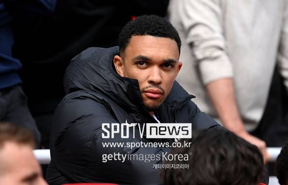 리버풀은 구단 공식 페이지를 통해 “알렉산더-아놀드가 이번 여름 현재 계약이 만료됨에 따라 리버풀을 떠나겠다는 뜻을 구단에 통보했다. 오는 2025년 6월 30일 계약 종료와 함께 20년에 걸친 리버풀과의 인연을 마무리짓게 된다”라고 발표했고,&nbsp;알렉산더-아놀드는까지 "무엇보다도 먼저, 이 결정은 결코 쉽지 않았고 많은 고민과 감정이 담긴 선택이었다고 말하고 싶다. 저는 20년 동안 리버풀에서 뛰며 모든 순간을 사랑했고, 제 모든 꿈을 이곳에서 이뤘다. 이제는 새로운 변화와 도전이 필요하다고 느꼈고 지금이 그 적기라고 생각했다"라고 말하면서 올여름 자유계약대상자로 떠나는 게 확정됐다