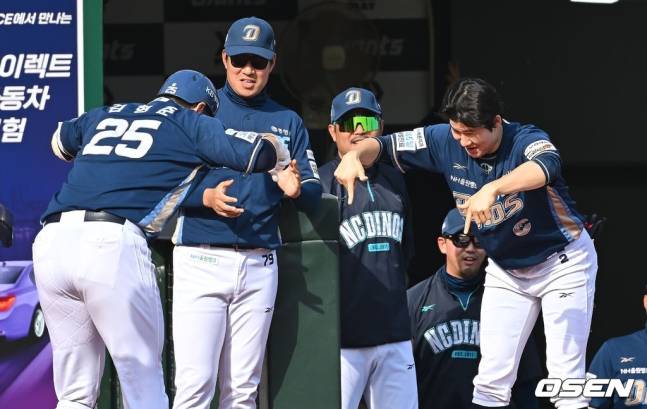 NC 김형준(맨 왼쪽)이 4일 사직 롯데전에서 7회 역전 3점 홈런을 터트린 뒤 동료들과 기뻐하고 있다.