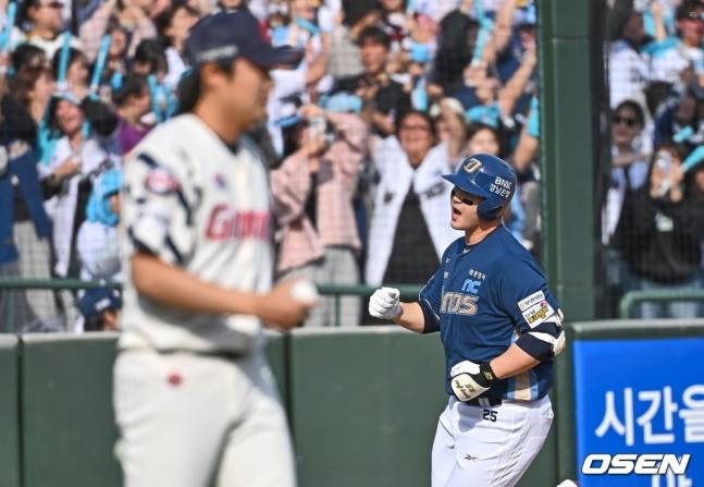 롯데 정철원(왼쪽)이 4일 사직 NC전에서 7회 김형준에게 역전 3점 홈런을 허용했다.