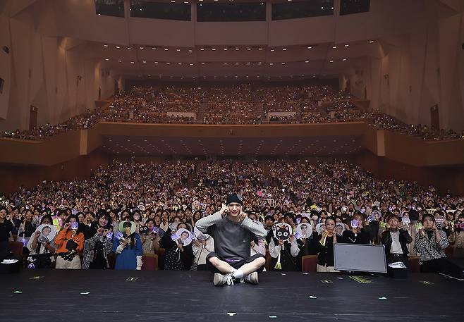 NCT 텐, 일본 첫 투어 돌입..오사카 공연으로 힘차게 포문