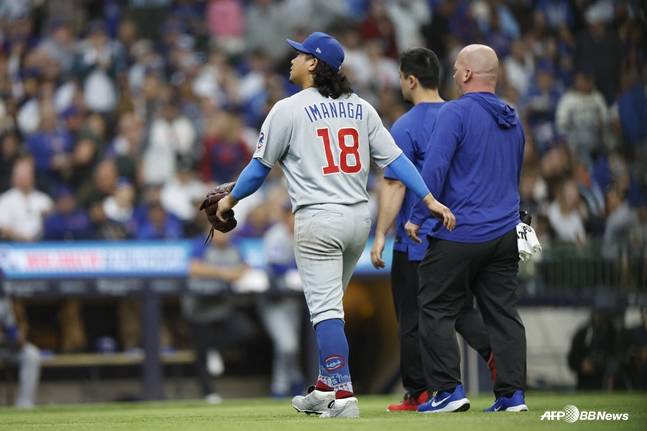 마운드에서 내려가는 이마나가(가운데). /AFPBBNews=뉴스1