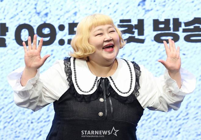 (서울=뉴스1) 권현진 기자 = 방송인 홍윤화가 29일 오후 서울 구로구 신도림 디큐브시티 더 세인트에서 열린 KBS 2TV 새 목드라마 '24시 헬스클럽' 제작발표회에 참석해 포즈를 취하고 있다.  '24시 헬스클럽'은 근성이 넘치는 헬치광이 관장 도현중이 근심이 과다한 헬린이 회원들의 인생을 파격 교정하며 펼쳐지는 두근두근 근(筋)성장 코맨스(코믹 로맨스)다. 2025.4.29/뉴스1  Copyright (C) 뉴스1. All rights reserved. 무단 전재 및 재배포,  AI학습 이용 금지. /사진=(서울=뉴스1) 권현진 기자