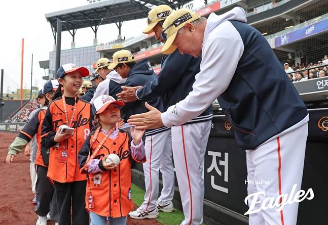 김경문 한화 감독(오른쪽). /사진=한화 이글스