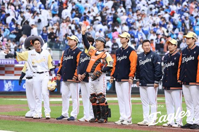 홈 팬들에게 인사하는 한화 선수단. /사진=한화 이글스