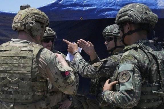 미국-필리핀 합동훈련 ‘발리카탄’에서 미군(왼쪽 2명)과 필리핀군이 이야기를 나누고 있다. 뉴시스