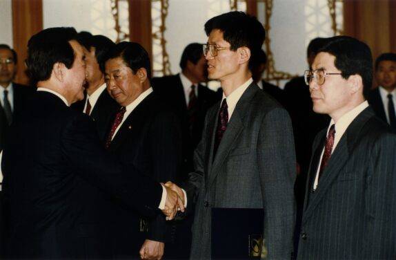 김문수 국민의힘 대선 후보(오른쪽 두 번째)가 1994년 3월 9일 당시 김영삼 대통령으로부터 민주자유당 지구당위원장 임명장을 받은 후 악수하고 있다. 동아DB