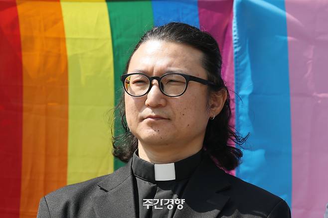 퀴어문화축제에서 성소수자 축복기도를 했다가 정직 징계를 받은 이동환 목사가 지난 4월 24일 서울 서초구 서울고등법원 앞에서 2심 선고 결과에 대한 입장을 밝히고 있다. 이날 2심 법원은 징계는 무효가 아니라고 판단했다. 한수빈 기자