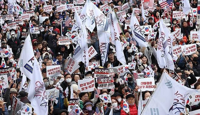 지난 3월 15일 경북 구미시에서 열린 세이브코리아 국가비상기도회에서 참가자들이 윤석열 전 대통령 탄핵 반대 구호를 외치고 있다. 연합뉴스