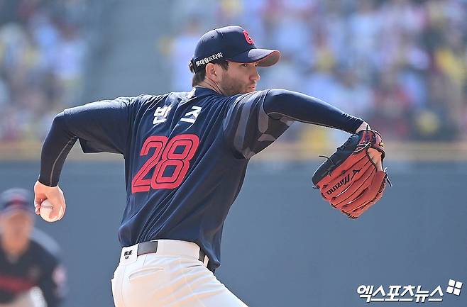 롯데 투수 반즈는 5일 사직구장에서 열릴 '2025 신한 SOL Bank KBO 리그' SSG와 주중 3연전 첫 번째 경기를 앞두고 1군 엔트리에서 빠졌다. 왼쪽 어깨 통증으로 오는 6일 병원 검진에 나설 계획이다. 엑스포츠뉴스 DB