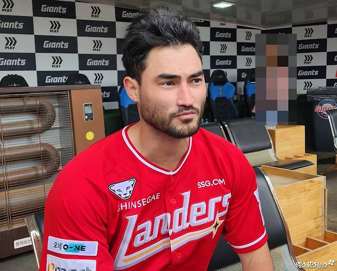 SSG 투수 화이트는 5일 사직구장에서 열린 '2025 신한 SOL Bank KBO 리그' 롯데와 주중 3연전 첫 번째 경기에서 선발 등판했다. 최종 성적 8이닝 1실점으로 팀 승리에 보탬이 됐다. 사직, 박정현 기자