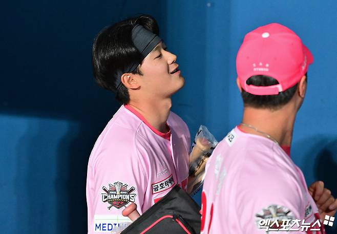 5일 오후 서울 구로구 고척스카이돔에서 열린 '2025 신한 SOL Bank KBO리그' KIA 타이거즈와 키움 히어로즈의 경기, KIA가 키움에 13:1로 대승을 거두며 3연패에서 탈출했다.  경기종료 후 KIA 정해원이 더그아웃을 빠져나가고 있다. 고척, 김한준 기자