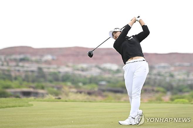 티샷 날리는 유해란 유해란이 5일(한국시간) 미국 유타주 아이빈스의 블랙 데저트 리조트 골프코스(파72·6천629야드)에서 열린 미국여자프로골프(LPGA) 투어 신설대회 블랙 데저트 챔피언십 4라운드 9번 홀에서 티샷을 날리고 있다. [AP=연합뉴스]