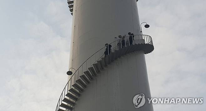 파인텍 고공농성 372일…농성자 건강검진 후 내려오는 의료진 파인텍 노동자들이 서울 목동 열병합발전소 굴뚝에서 372일째 고공농성을 벌이고 있는 18일, 의료진들이 농성자들의 건강상태를 점검한 뒤 내려오고 있다.
[촬영 김기훈]